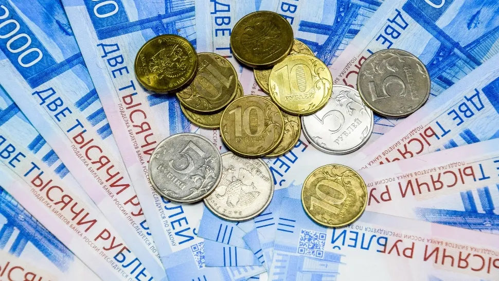 Agențiile de rating au retrogradat Rusia în categoria ţărilor care riscă să nu poată să-şi plătrească datoria