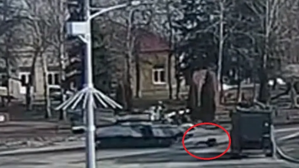VIDEO | Imaginile MOMENTULUI. Un soldat rus cade de pe tanc şi este lăsat în urmă de colegii săi