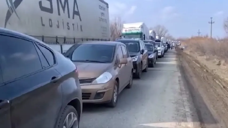 Zeci de mii de refugiați ucraineni, la coadă la Vama Isaccea - VIDEO