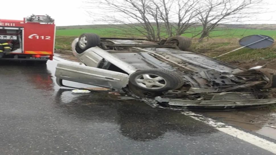 Mașină răsturnată pe un drum din județul Tulcea: 5 răniți