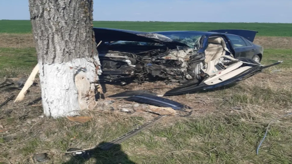 Accident cu două persoane rănite a ieșire din municipiul Buzău: o mașină s-a făcut armonică