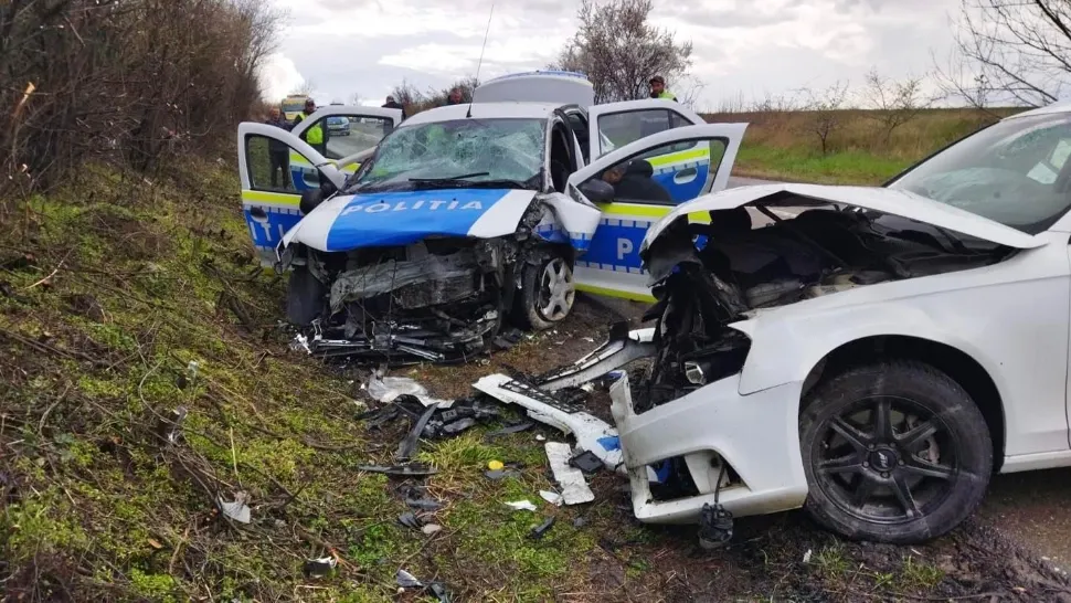 Mașină de poliţie, implicată într-un grav accident - 3 victime, între care și un agent