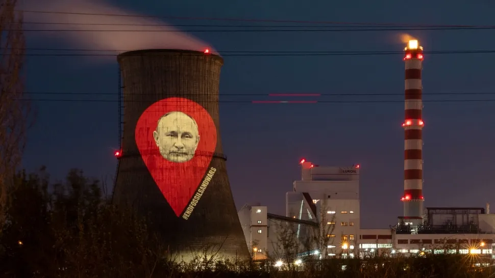 PROTEST împotriva lui Putin, la Ploiești: activiștii cer OPRIREA importurilor de gaze din Rusia