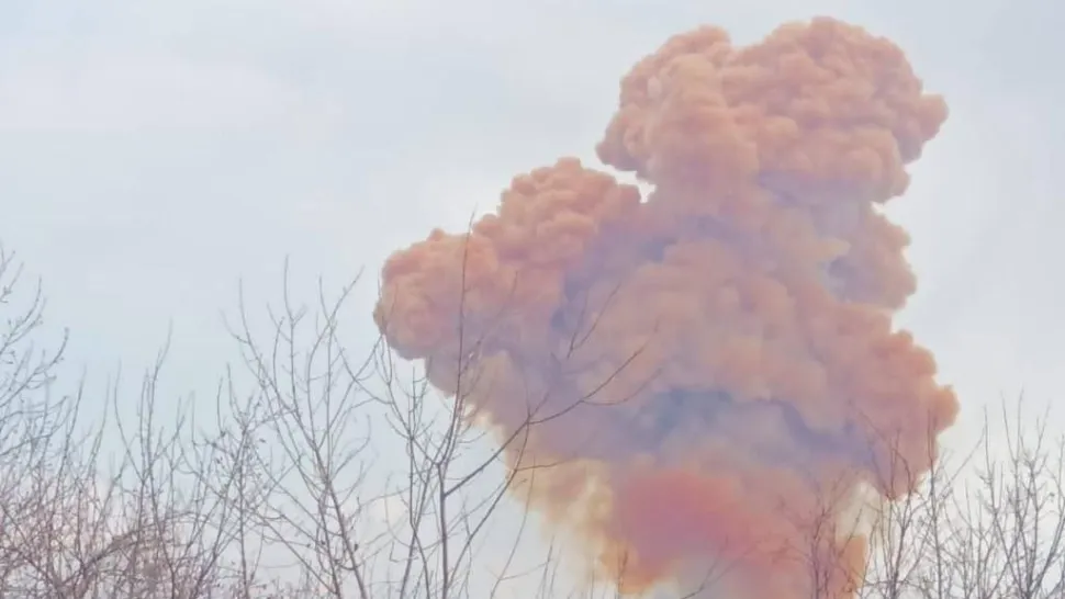 Un rezervor de acid azotic din regiunea Luhansk, BOMBARDAT de ruși! Locuitorii, sfătuiți să se izoleze în case și să poarte măști de gaze