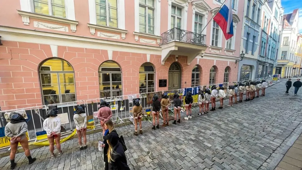 Protest DRAMATIC în fața Ambasadelor Rusiei din Estonia și Tel Aviv, față de agresiunile sexuale la care sunt supuse ucrainencele - Imagini CUTREMURĂTOARE