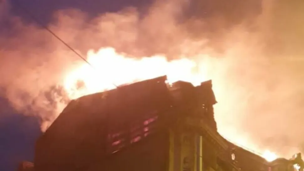 FOTO + VIDEO | Incendiu violent în Capitală: Clădire-simbol, în flăcări. Pompierii intervin cu 12 autospeciale
