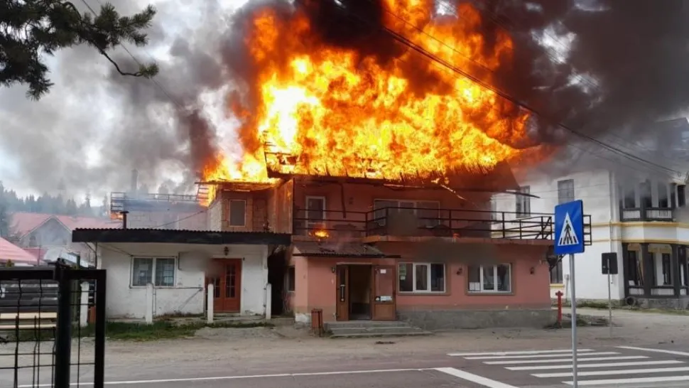 Explozie puternică urmată de incendiu la un bloc din Câmpulung. Locatarii, evacuați de urgență