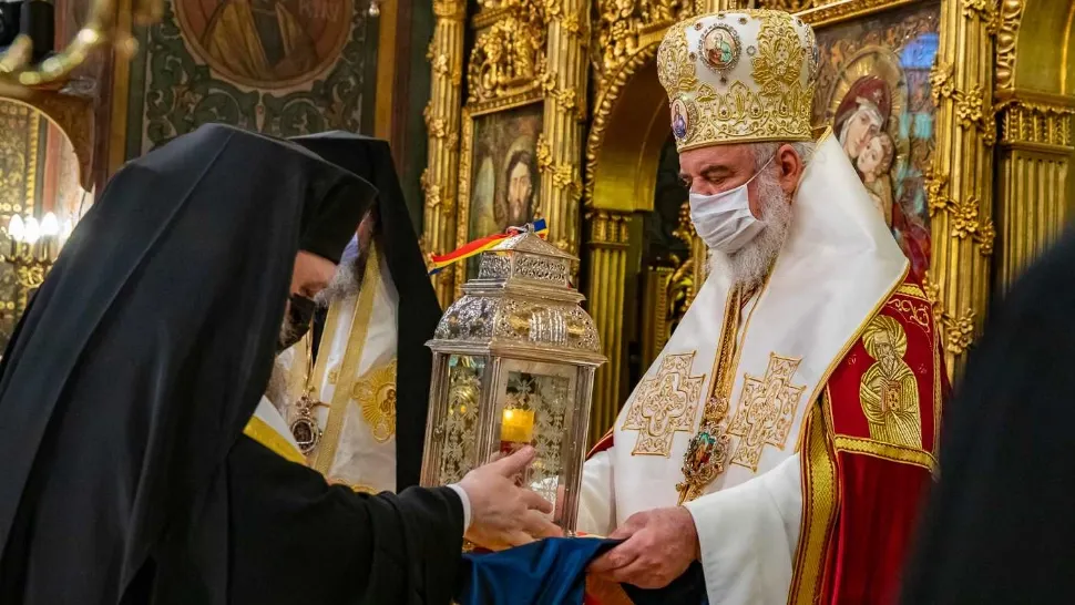 Paște 2022. Sfânta Lumină de la Ierusalim ajunge la Patriarhie în Sâmbăta Mare - Cine o împarte în Noaptea de Înviere