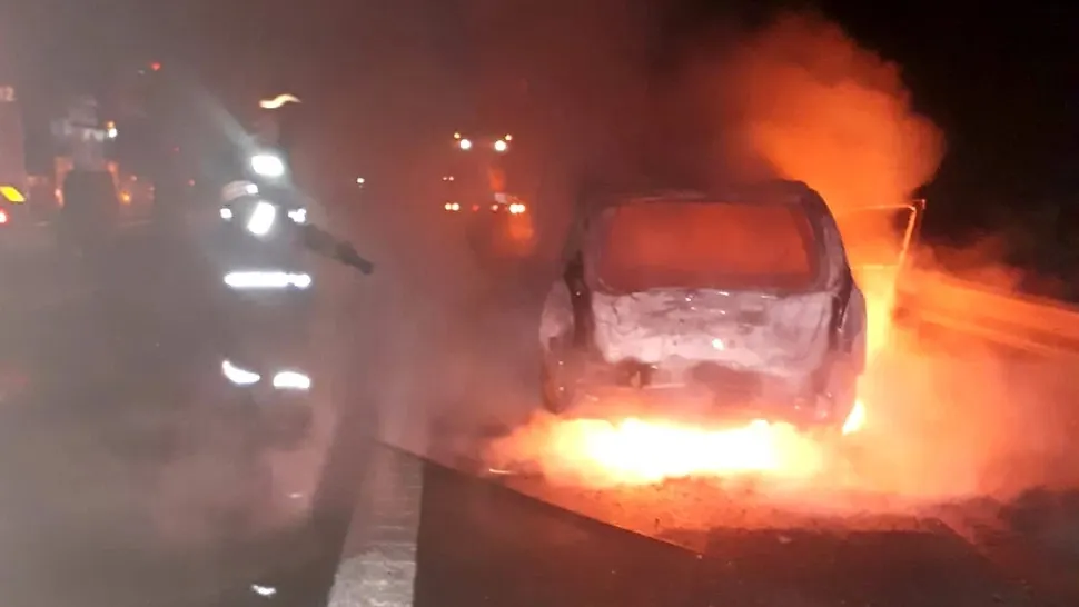 O mașină a luat foc pe autostrada București-Pitești. Persoanele aflate în interior s-au autoevacuat