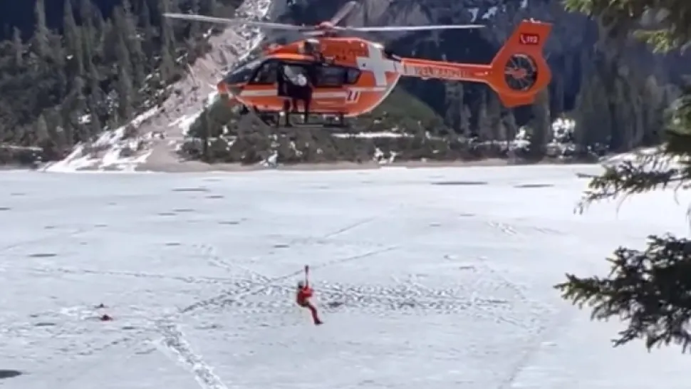 VIDEO | 14 turişti, între care şi un bebeluş, salvaţi după ce au căzut într-un lac îngheţat în Munţii Dolomiţi din Italia