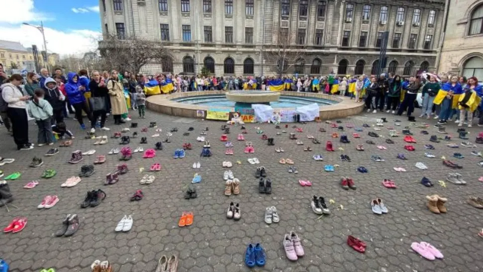 VIDEO | Marș pentru Ucraina, în memoria copiilor uciși în război. Sute de pantofi de copii, așezați în Piața Universității