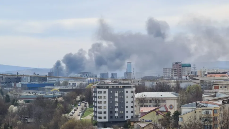 Două incendii într-o localitate din județul Iași, unul la un depozit, altul de vegetație! S-a emis RO-ALERT