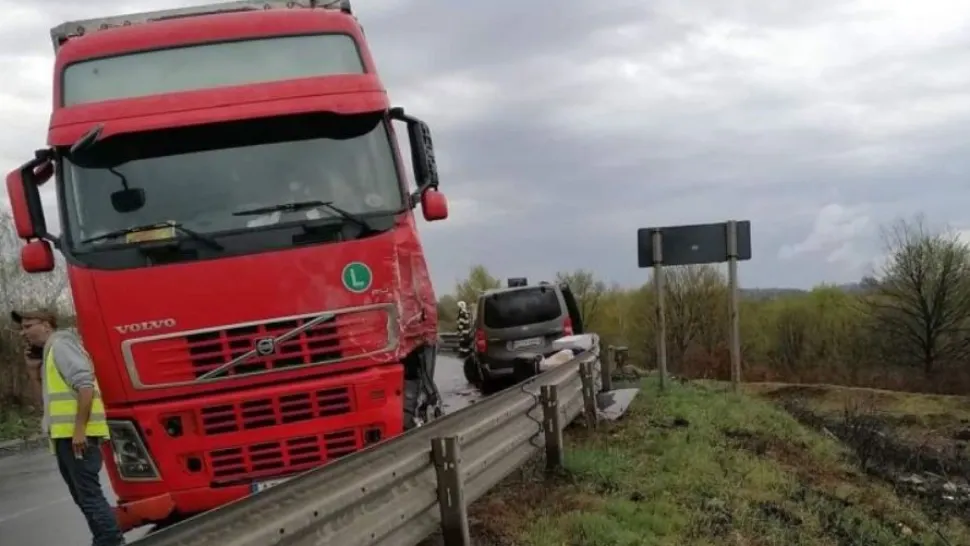 Autoturism spulberat de un camion care a intrat pe contrasens. Printre victime este și un copil de 13 ani