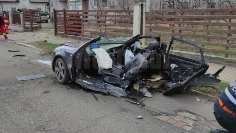 Un autoturism de lux s-a rupt în două, după impactul violent cu un stâlp: un mort și 2 răniți - FOTO