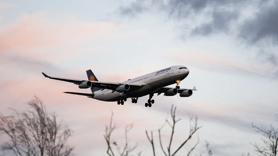 Zeci de zboruri anulate în Marea Britanie, după ce echipajele unor companii de transport aerian au fost confirmate pozitiv cu COVID