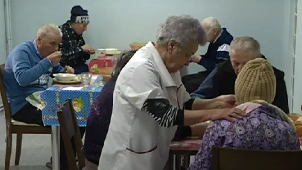VIDEO Alinarea bătrânilor din azil în zi de sărbătoare