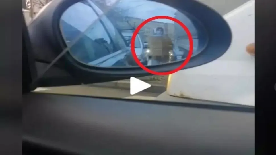 VIDEO – Un cerșetor susținea că e surdo-mut, însă un șofer l-a claxonat la semafor – Cum a reacționat