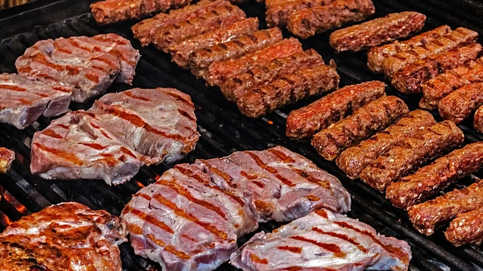 1 MAI. Ce greșeli să eviți când faci carne la grătar ca să nu formeze compuși cancerigeni