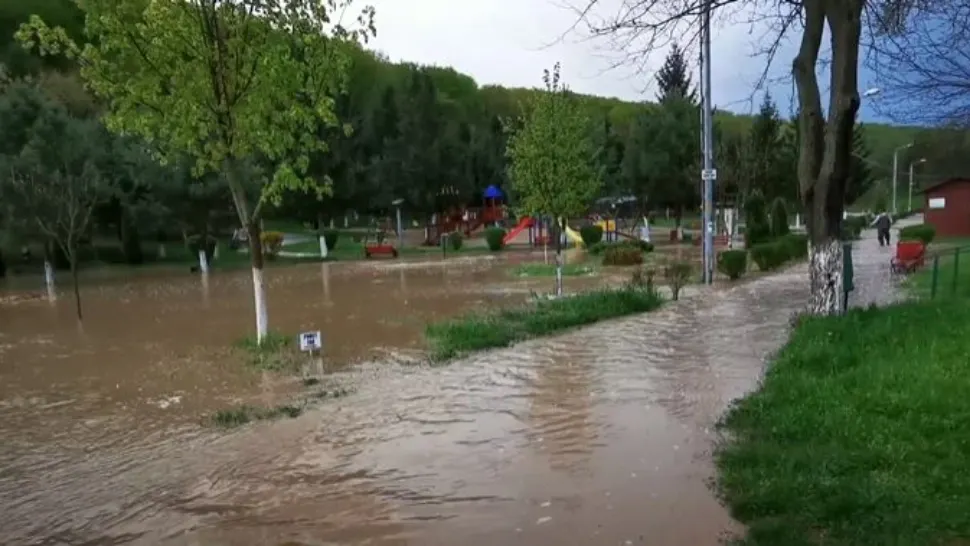 Cod galben de INUNDAȚII pe râurile din mai multe județe ale țării. Când va trece PERICOLUL