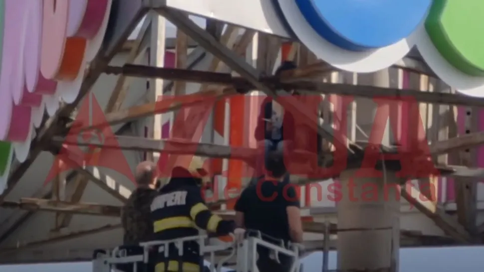 Femeia care anunța că se aruncă de pe reclama la Jumbo a fost dată jos de pompieri