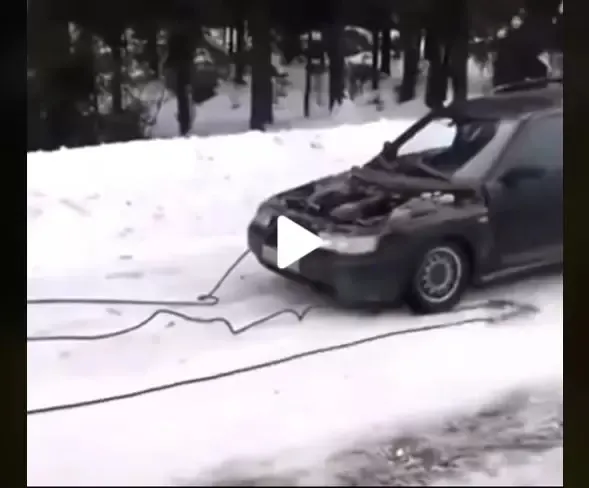 VIDEO – A rămas împotmolit cu mașina pe munte și un prieten a venit să-l tracteze – I-a distrus mașina complet – Daună totală