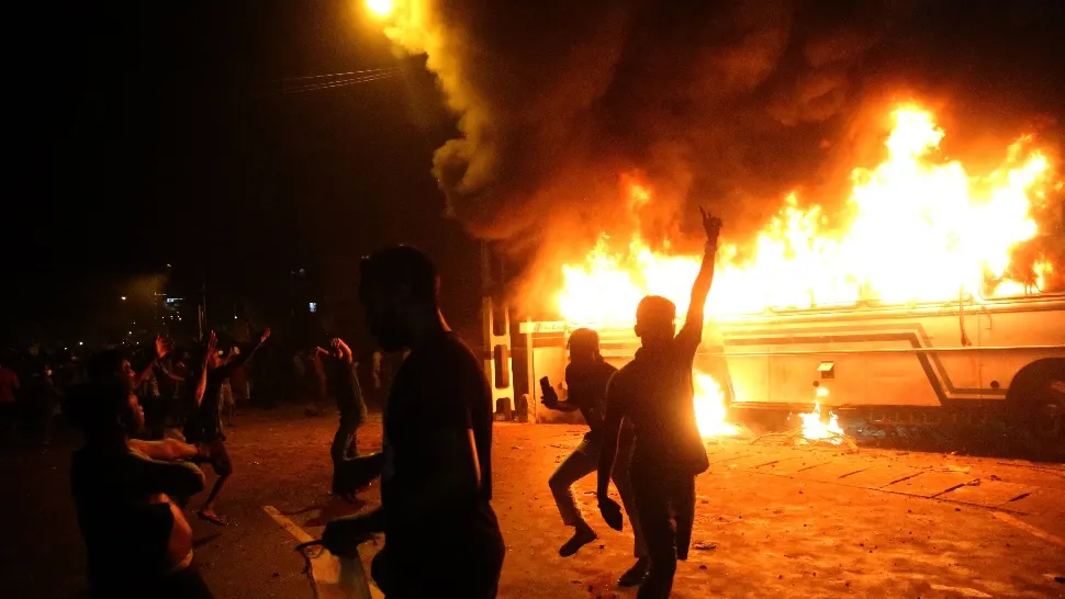 FOTO + VIDEO | Proteste violente în Sri Lanka. Zeci de oameni au fost răniți în timpul manifestațiilor