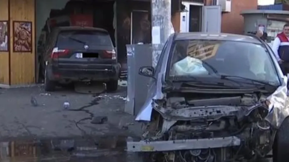 Carambol în Capitală, pe șoseaua Mihai Bravu, cu 4 mașini - Una a intrat într-o patiserie. Circulație este restricționată