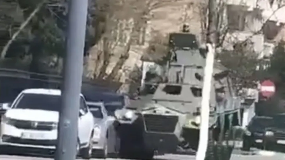 VIDEO Accident cu un vehicul militar istoric, la Râmnicu Vâlcea, în timpul filmării unui videoclip 