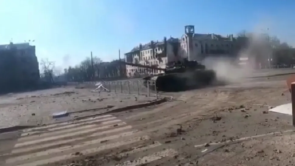 Război Ucraina. Cum sărbătoresc rușii cucerirea Mariupol: fac DRIFTURI cu tancurile pe străzile devastate | VIRAL
