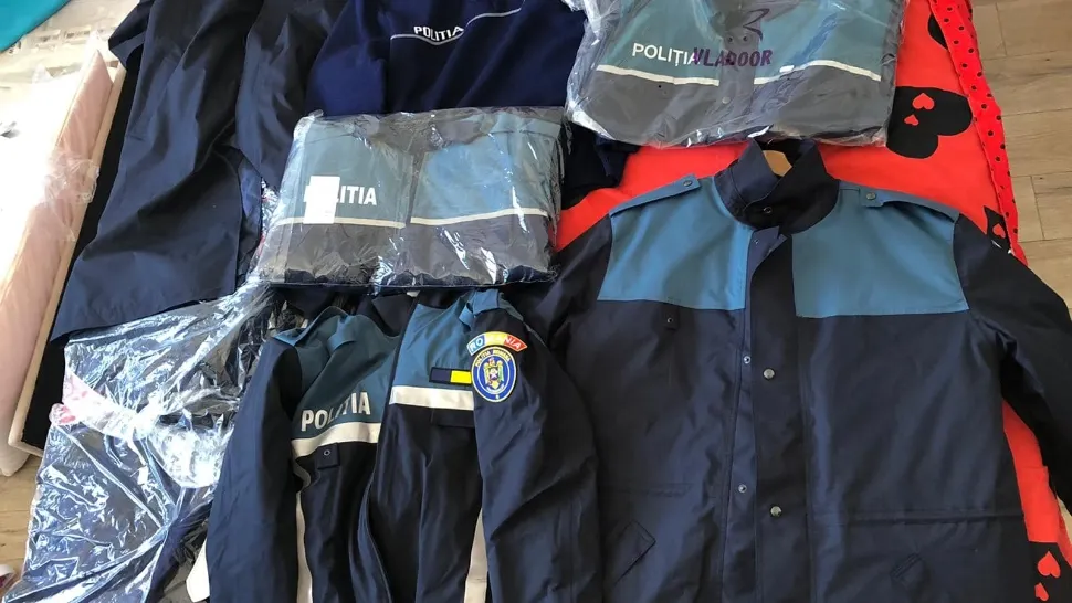 FOTO Haos pe grupurile de comunicare ale tinerilor polițiști, după ce au primit uniforme cu mărimi greșite 