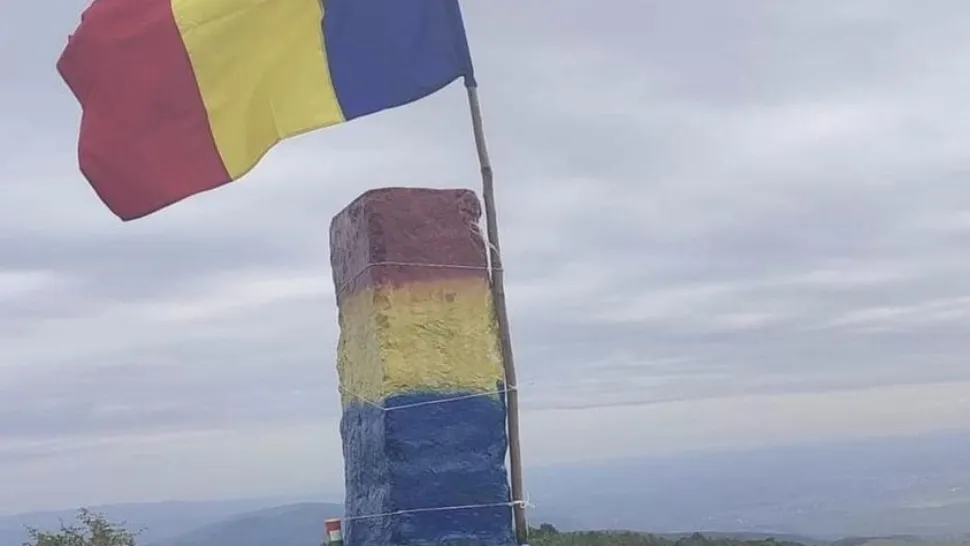 Borna de pe vârful Piatra Secuiului, vopsită în culorile Drapelului Național 