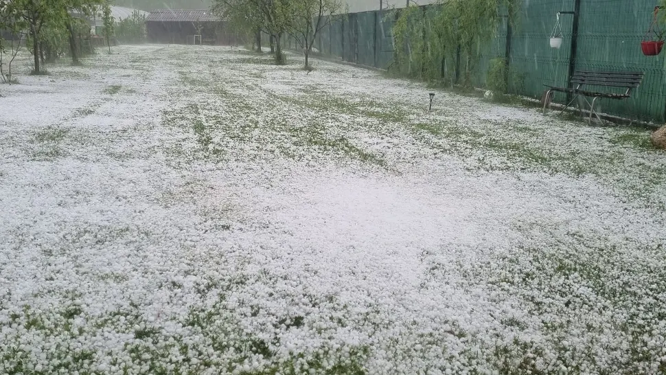 Vreme SEVERĂ după caniculă: GRINDINA a făcut prăpăd în mai multe zone ale țării