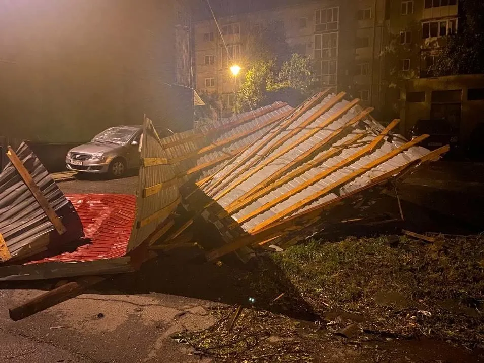 Mașină avariată în urma furtunii puternice care a măturat Bucureștiul azi la prânz