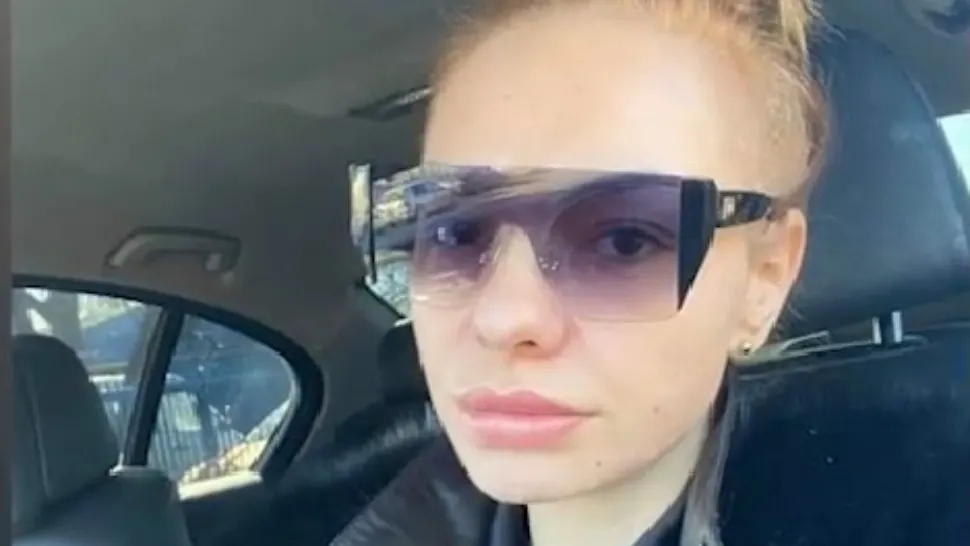 Dansatoare la bară, angajată la primărie fără concurs. Scandal-monstru: femeia asipră la o funcție de conducere