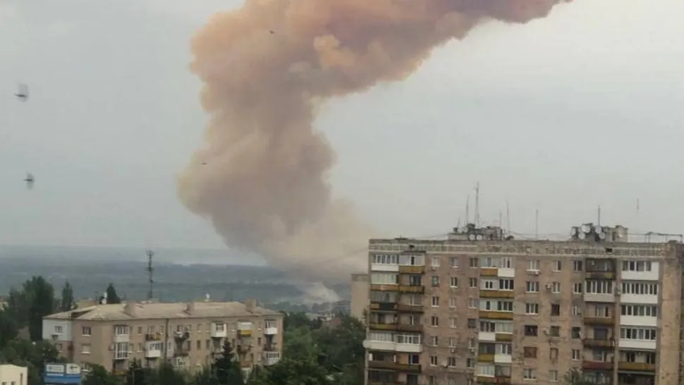 EXPLOZIE în Severodonețk - 4 MORȚI! Depozit cu acid azotic, aruncat în aer de ruși: Fum galben TOXIC pentru oameni - VIDEO