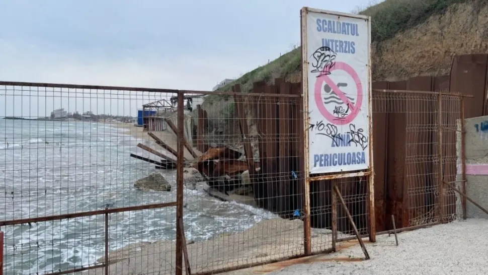 Faleza din Costineşti, pericol major pentru turiști. Ce spun autoritățile - FOTO