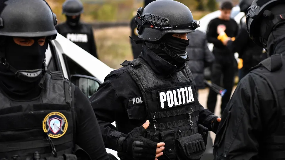 Percheziţii în Bucureşti şi în alte trei judeţe, la o grupare de proxeneţi şi traficanţi de minori
