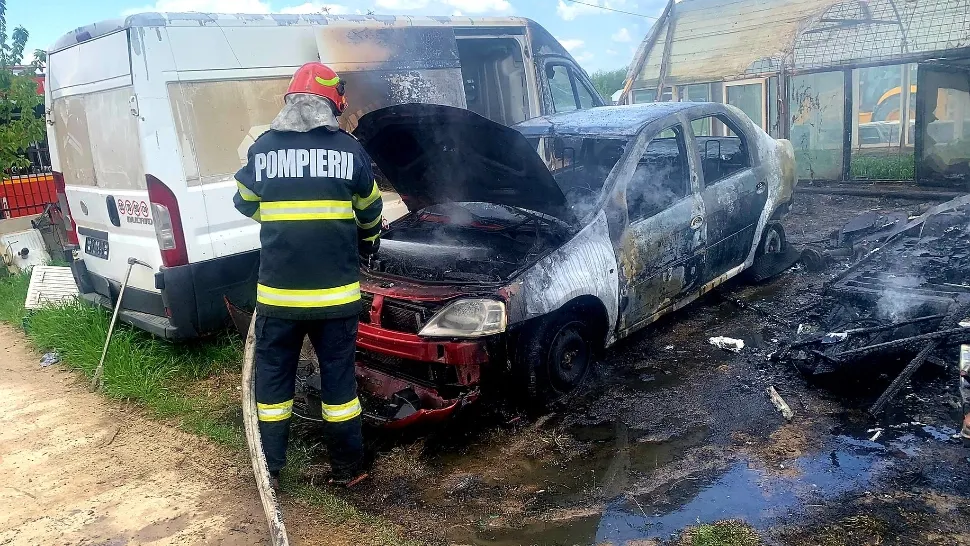 Incendiu violent la un centru de dezmembrări auto din Giurgiu. Trei rulote şi o mașină s-au făcut scrum