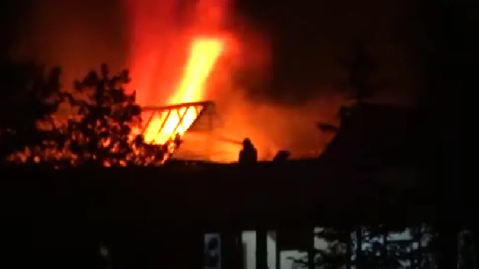 INCENDIU de proporții la un depozit din Buzău. Intervenție în FORȚĂ a pompierilor - VIDEO