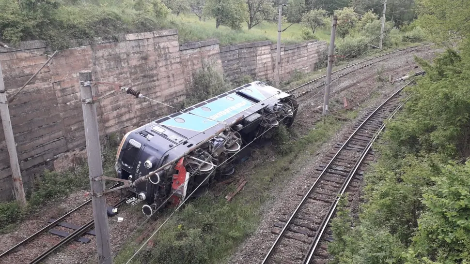 Accident GRAV în Hunedoara: O locomotivă a deraiat, iar mecanicul a ajuns la spital - TRAFIC blocat, TRENURI afectate