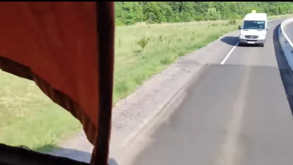 Noul "model" de „aer condiționat” în transportul public: un autobuz a circulat FĂRĂ LUNETĂ pe ruta Făgăraș-Brașov