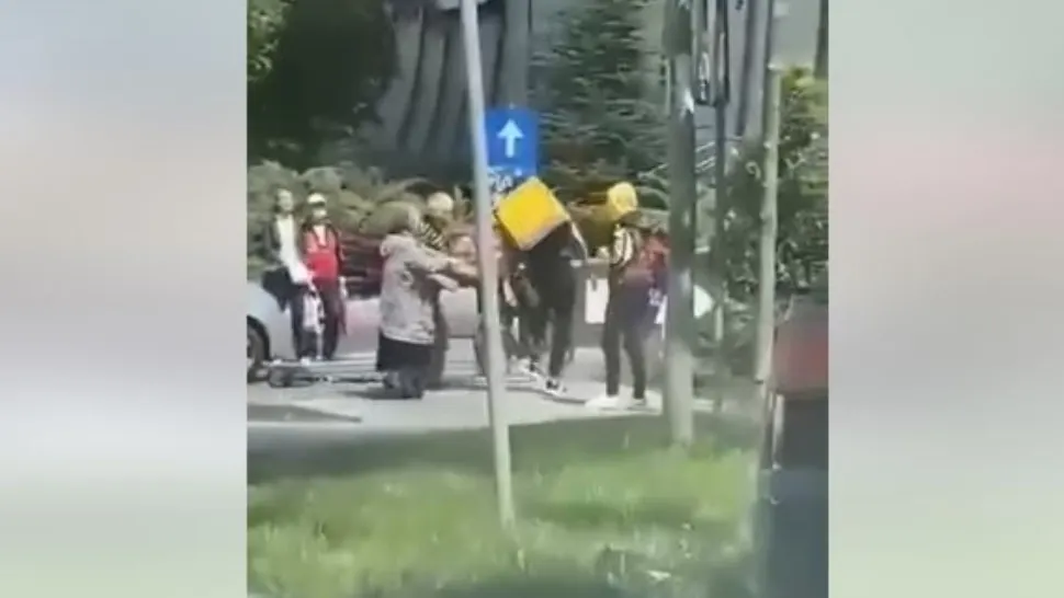 VIDEO | Bătaie în toată regula între un bătrân și un livrator