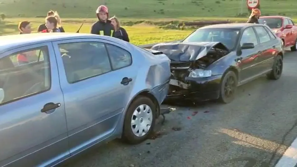 Carambol cu 4 mașini, în jud. Cluj: două persoane, duse de urgență la spital