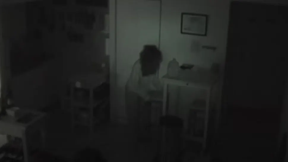 VIDEO – A pus o cameră de supraveghere în bucătărie pentru că îi dispărea mâncare din frigider – O femeie fără adăpost locuia în apartamentul lui