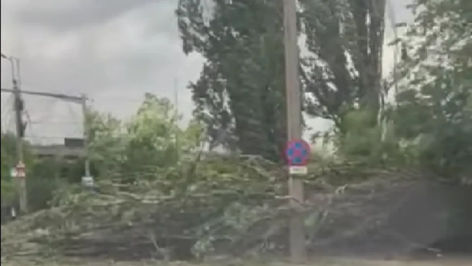 COD ROȘU în Oltenia. Alertă în DOLJ și Mehedinți, după ce furtunile au lovit județele Gorj, Olt și Vâlcea