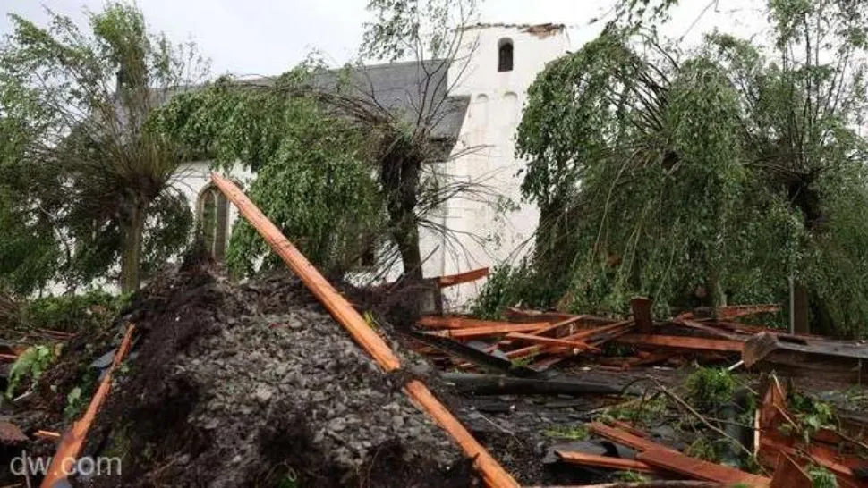 O tornadă a făcut ravagii în vestul Germaniei: zeci de răniţi şi pagube materiale importante 