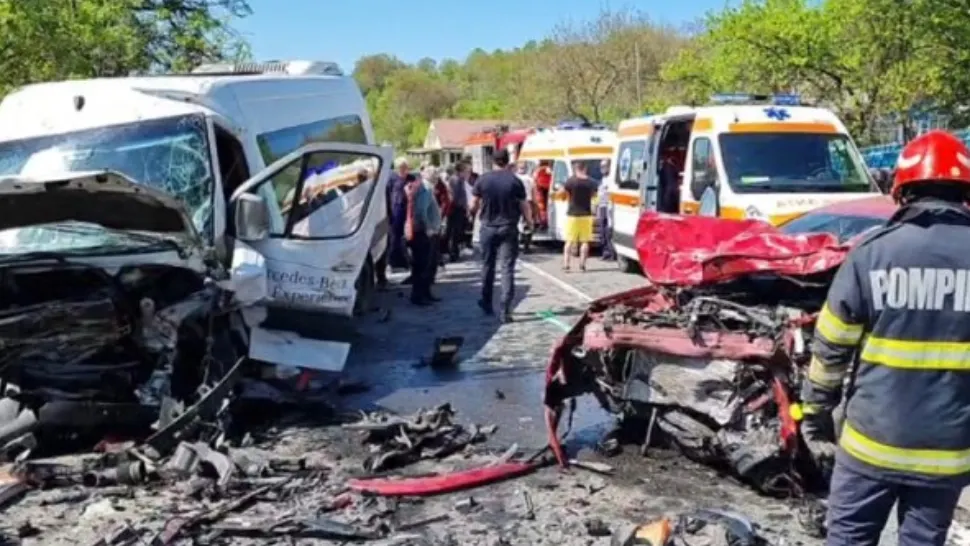 Accident GRAV de microbuz în județul Iași - 6 VICTIME după impact. Șoferii, la spital cu fracturi multiple