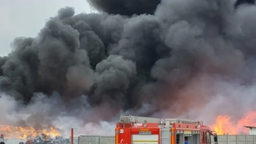 VIDEO Incendiu de proporții la Techirghiol, norul de fum vizibil de la kilometri distanță