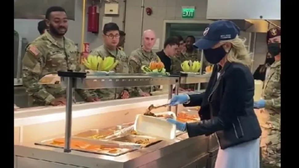 VIDEO | Jill Biden a servit mâncare militarilor americani din Baza de la Mihail Kogălniceanu