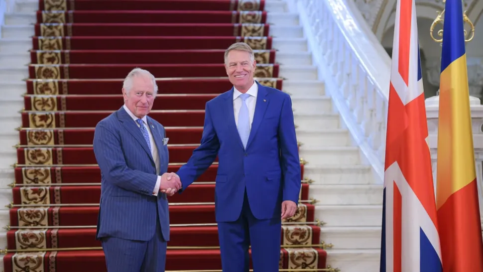 Imaginile MOMENTULUI! Prințul Charles, întâmpinat de Iohannis la Cotroceni și de Ciucă la Palatul Victoria - FOTO